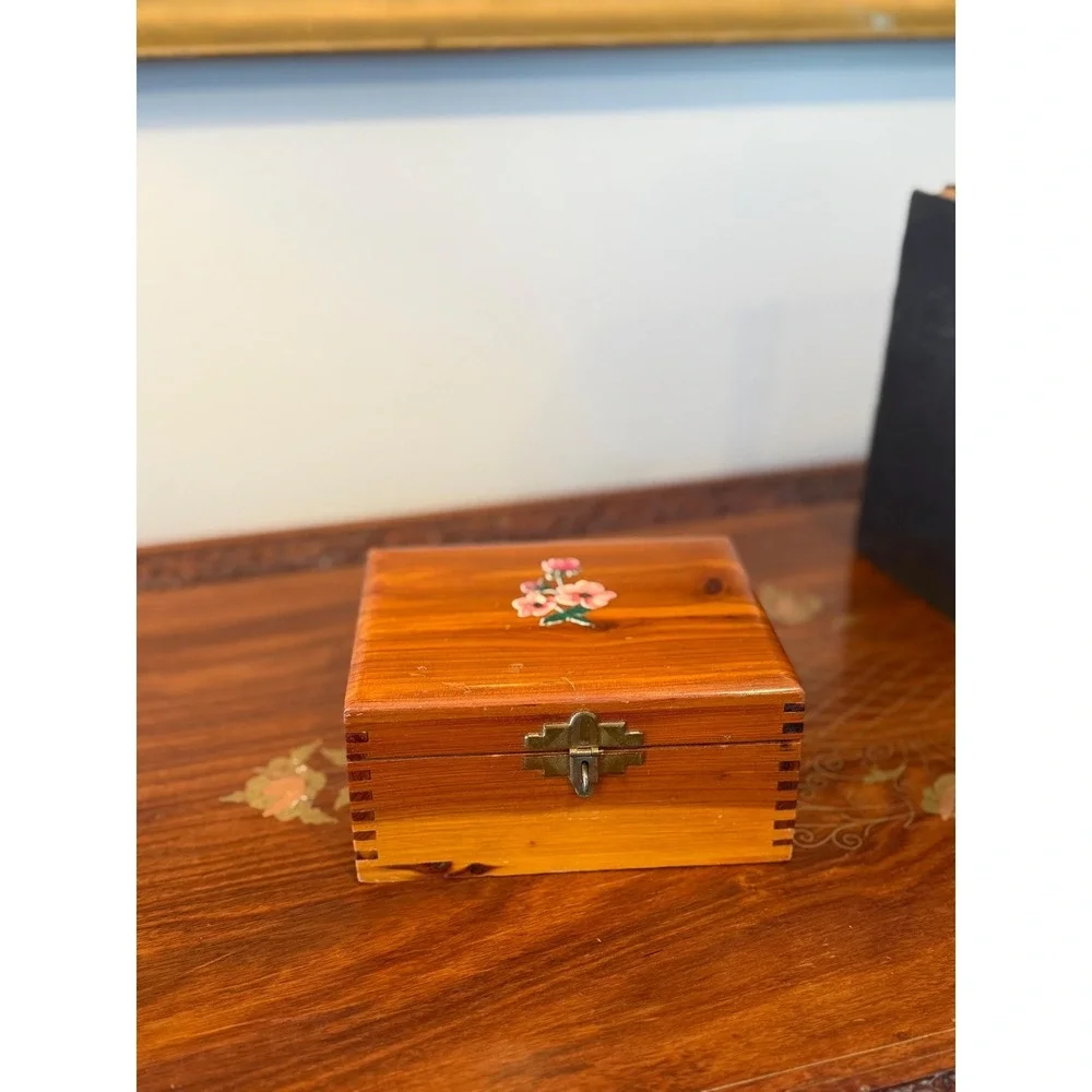 Vintage Cedar Keepsake Box with Floral Transfer Lid‎